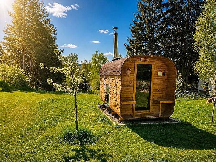 Finská sauna v dřevěném vagonku v louce u jurt